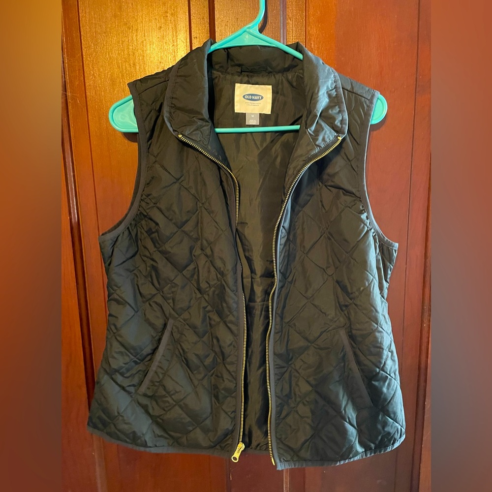Black Old Navy quilted zip up vest. Size medium.